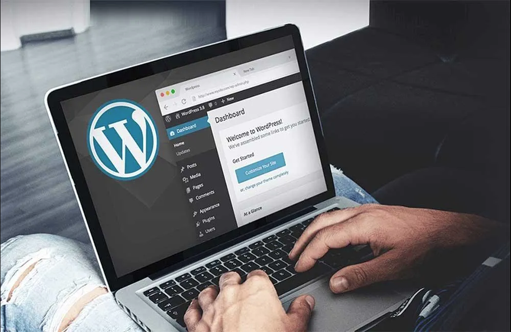 человек за ноутбуком работает в программе WordPress от хостинг-провайдера